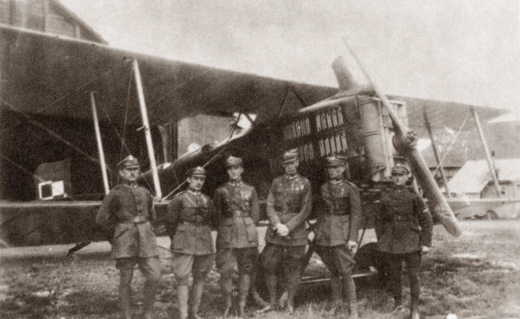 Polskie załogi przed samolotem Breguet XIV A2, uczestniczące w zawodach lotniczych w Zurychu (Alpen Rundflug), 1922