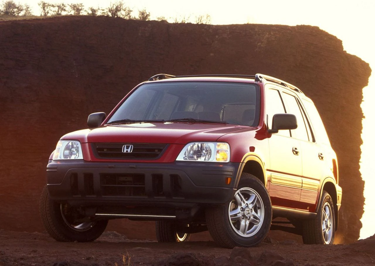 Pierwsza generacja tego modelu pojawiła się w 1995 roku i została zaprezentowana na targach motoryzacyjnych w Tokio. Auto było produkowane do 2001 roku, a producent wystylizował go na typową terenówkę. Na tylnej klapie znalazło się charakterystycznie montowane koło zapasowe. W pierwszym okresie produkcji Honda CR-V była wyposażona w silnik benzynowy o pojemności 2 litrów i mocy 126 KM – potem moc wzrosła do 147 KM. W opcji znajdował się napęd na cztery koła. Samochód miał długość 4510 mm. Pierwsza generacja tego modelu pojawiła się w 1995 roku i została zaprezentowana na targach motoryzacyjnych w Tokio. Auto było produkowane do 2001 roku, a producent wystylizował go na typową terenówkę. Na tylnej klapie znalazło się charakterystycznie montowane koło zapasowe. W pierwszym okresie produkcji Honda CR-V była wyposażona w silnik benzynowy o pojemności 2 litrów i mocy 126 KM – potem moc wzrosła do 147 KM. W opcji znajdował się napęd na cztery koła. Samochód miał długość 4510 mm.