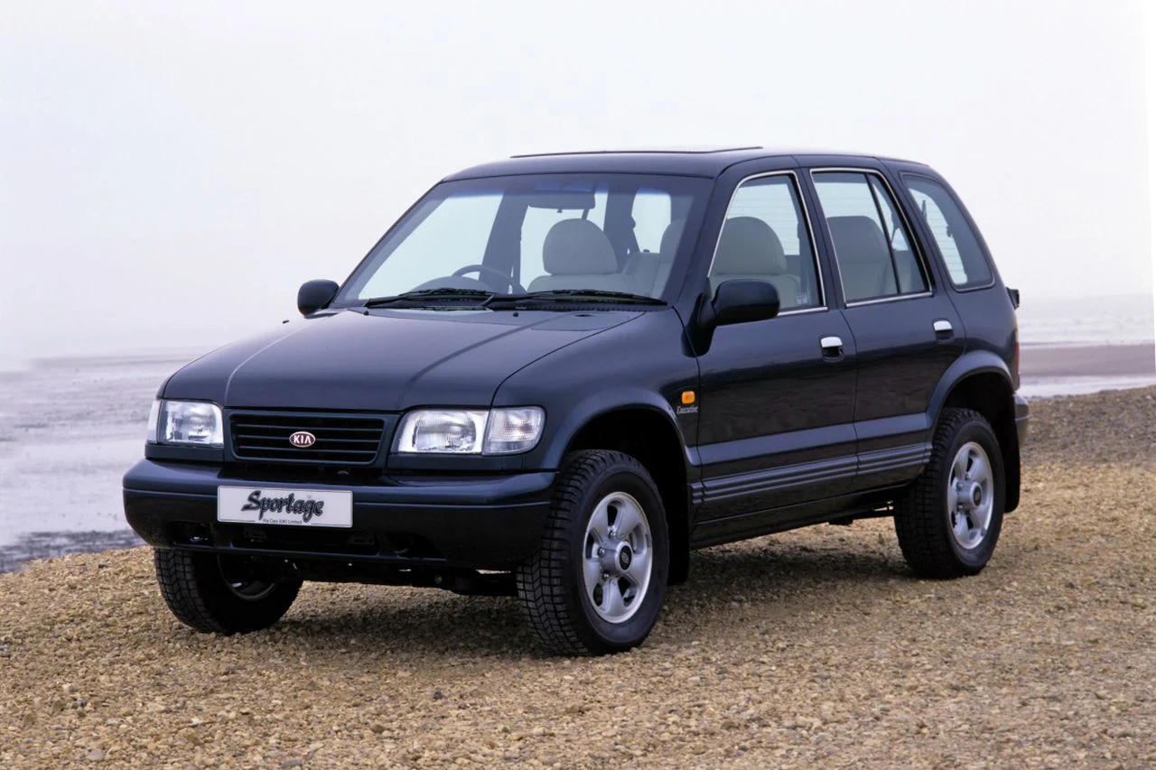 Kia Sportage pojawiła się na rynku w 1993 roku jako model typowo terenowy. Osadzony był – w przeciwieństwie do RAV4 – na ramie, a całość oparta była na technologii pochodzącej od samochodu dostawczego Mazdy. Wspomniany japoński producent dostarczył Koreańczykom również silniki. Pierwsza generacja Sportage miała długość 4440 mm, a pod jej maską mógł się znaleźć jeden z trzech motorów – silnik Diesla o mocy 83 KM lub benzynowy o mocy 118 lub 128 KM. Kia Sportage pojawiła się na rynku w 1993 roku jako model typowo terenowy. Osadzony był – w przeciwieństwie do RAV4 – na ramie, a całość oparta była na technologii pochodzącej od samochodu dostawczego Mazdy. Wspomniany japoński producent dostarczył Koreańczykom również silniki. Pierwsza generacja Sportage miała długość 4440 mm, a pod jej maską mógł się znaleźć jeden z trzech motorów – silnik Diesla o mocy 83 KM lub benzynowy o mocy 118 lub 128 KM.