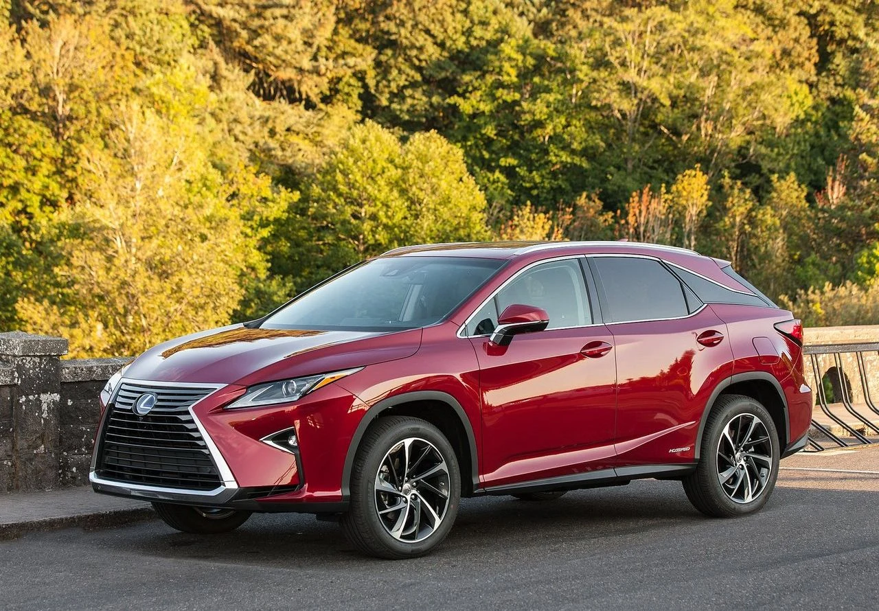 W 2015 roku została zaprezentowana czwarta generacja tego modelu. Lexus RX urósł do 4890 mm, czyli o 32 cm więcej w porównaniu do pierwszej generacji. Samochód może być napędzany silnikiem benzynowym o pojemności 2 litrów i mocy 238 KM lub układem hybrydowym. Ten ostatni składa się z pracującego w oszczędnym trybie Atkinsona silnika benzynowego o pojemności 3,5 litra i dwóch agregatów elektrycznych. Zestaw ten wytwarza łącznie moc 313 KM i rozpędza SUV-a do 100 km/h w czasie 7,7 sekundy. Ceny tego modelu zaczynają się od 225 tys. zł. W 2015 roku została zaprezentowana czwarta generacja tego modelu. Lexus RX urósł do 4890 mm, czyli o 32 cm więcej w porównaniu do pierwszej generacji. Samochód może być napędzany silnikiem benzynowym o pojemności 2 litrów i mocy 238 KM lub układem hybrydowym. Ten ostatni składa się z pracującego w oszczędnym trybie Atkinsona silnika benzynowego o pojemności 3,5 litra i dwóch agregatów elektrycznych. Zestaw ten wytwarza łącznie moc 313 KM i rozpędza SUV-a do 100 km/h w czasie 7,7 sekundy. Ceny tego modelu zaczynają się od 225 tys. zł.