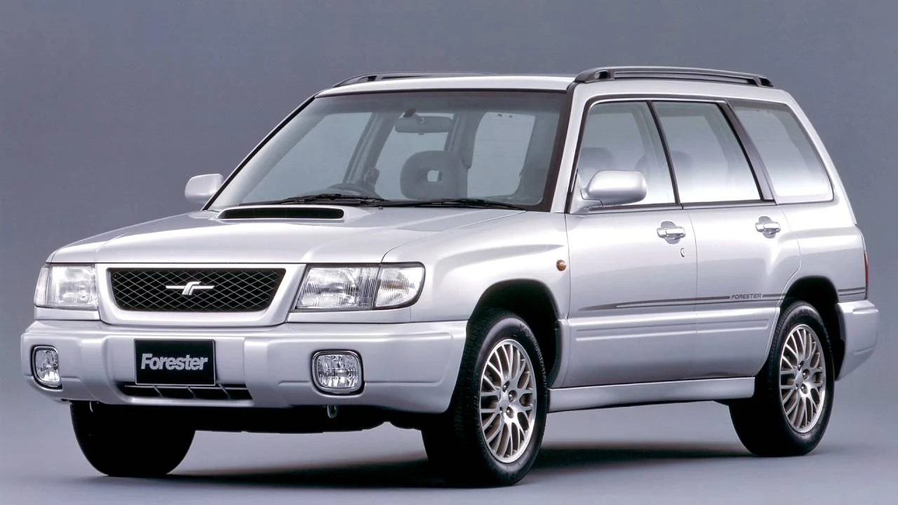 Subaru Forester pojawił się w 1997 roku, a jego pierwsza generacja została zaprezentowana na targach samochodowych w Tokio dwa lata wcześniej. Nietypowe połącznie kombi z autem terenowym okazało się dla marki Subaru sukcesem na miarę wprowadzenia na rynek modelu Impreza – co więcej, właśnie ze wspomnianego modelu pochodziło większość rozwiązań technologicznych. W zależności od wersji i roku produkcji auto mogło być wyposażone w jeden z trzech silników 2 litrowych o mocy 122 KM, 125 KM lub 170 KM – oraz stały napęd na cztery koła. W pierwszych latach produkcji auto miało długość nadwozia na poziomie 4450 mm. Subaru Forester pojawił się w 1997 roku, a jego pierwsza generacja została zaprezentowana na targach samochodowych w Tokio dwa lata wcześniej. Nietypowe połącznie kombi z autem terenowym okazało się dla marki Subaru sukcesem na miarę wprowadzenia na rynek modelu Impreza – co więcej, właśnie ze wspomnianego modelu pochodziło większość rozwiązań technologicznych. W zależności od wersji i roku produkcji auto mogło być wyposażone w jeden z trzech silników 2 litrowych o mocy 122 KM, 125 KM lub 170 KM – oraz stały napęd na cztery koła. W pierwszych latach produkcji auto miało długość nadwozia na poziomie 4450 mm.