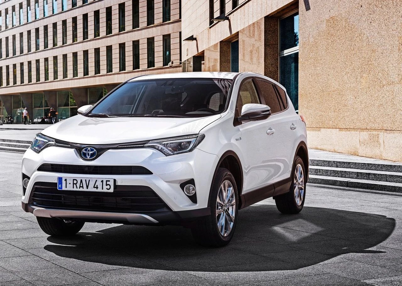 Obecnie oferowana w salonach sprzedaży Toyota RAV4 to już czwarta generacja tego modelu. Produkowana jest od 2013 roku, a w 2015 przeszła facelifting. Zmiany objęły przeprojektowaną atrapę chłodnicy, przednie i tylne światła oraz wnętrze. Nowa RAV4 ma 4605 mm długości, co oznacza, że w porównaniu do swojego pięciodrzwiowego protoplasty urosła o 45,5 cm! Gama silników również jest znacznie szersza, a samochód występuje w odmianie z napędem na dwa i cztery koła. W ofercie można znaleźć dwulitrową jednostkę benzynową o mocy 152 KM, motor 2.0 D-4D generujący 143 KM oraz napęd hybrydowy. Ten ostatni stanowi układ silnika benzynowego o pojemności 2,5 litra, który wspomagany przez silniki elektryczne oferuje moc na poziomie 197 KM. Ceny nowej Toyoty RAV4 zaczynają się od 101 900 zł. Obecnie oferowana w salonach sprzedaży Toyota RAV4 to już czwarta generacja tego modelu. Produkowana jest od 2013 roku, a w 2015 przeszła facelifting. Zmiany objęły przeprojektowaną atrapę chłodnicy, przednie i tylne światła oraz wnętrze. Nowa RAV4 ma 4605 mm długości, co oznacza, że w porównaniu do swojego pięciodrzwiowego protoplasty urosła o 45,5 cm! Gama silników również jest znacznie szersza, a samochód występuje w odmianie z napędem na dwa i cztery koła. W ofercie można znaleźć dwulitrową jednostkę benzynową o mocy 152 KM, motor 2.0 D-4D generujący 143 KM oraz napęd hybrydowy. Ten ostatni stanowi układ silnika benzynowego o pojemności 2,5 litra, który wspomagany przez silniki elektryczne oferuje moc na poziomie 197 KM. Ceny nowej Toyoty RAV4 zaczynają się od 101 900 zł.