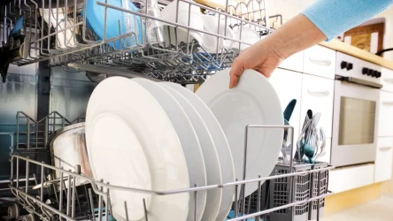 ​Wkładasz naczynia do zmywarki w ten sposób? Nie dziw się, że po myciu dalej są brudne