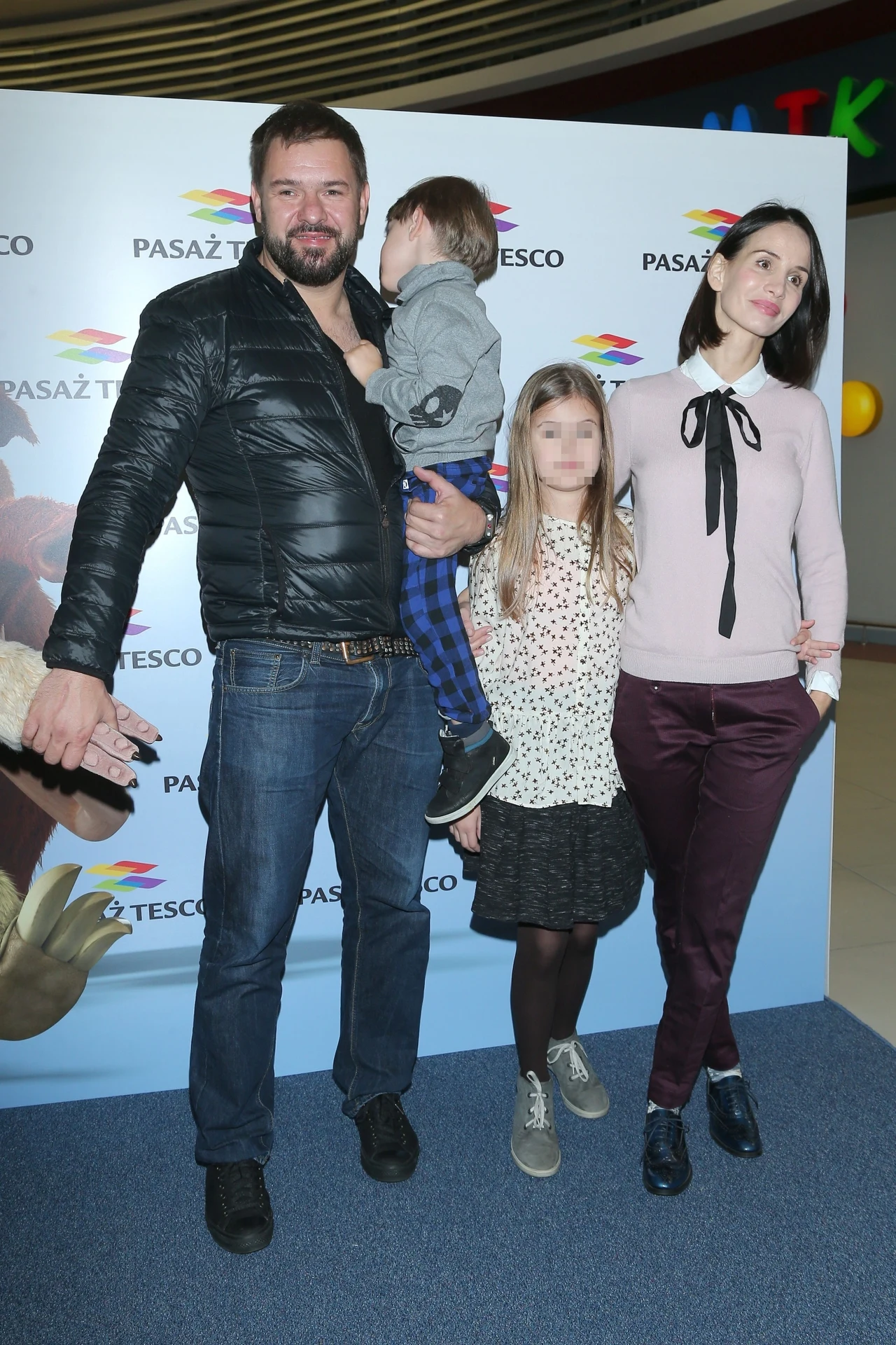 Tomasz Karolak z dziećmi i partnerką Violą Tomasz Karolak z dziećmi i partnerką Violą