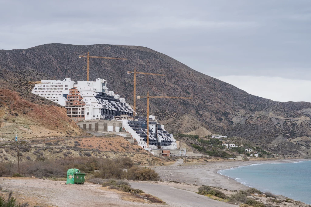 Budowy Algarrobico, gigantycznego hotelu, nigdy nie ukończono