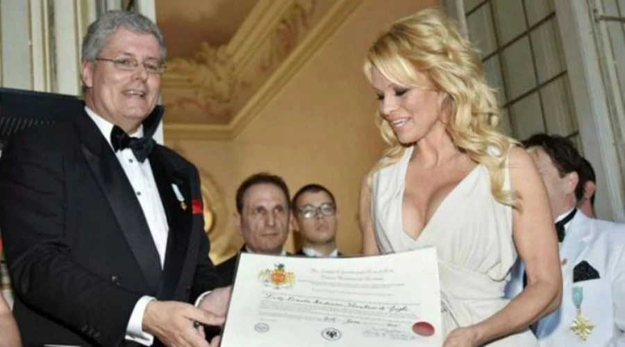 Nadanie tytułu szlacheckiego Pameli Anderson było jednym z najbardziej zuchwałych osiągnięć oszusta