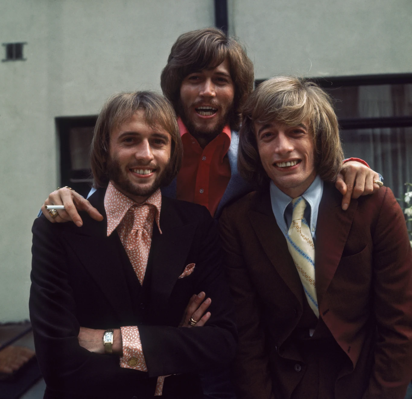 Barry Gibb (w środku) z braćmi Mauricem i Robinem