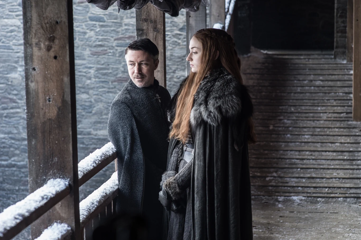 Aidan Gillen jako Petyr “Littlefinger” Baelish i Sophie Turner jako Sansa Stark