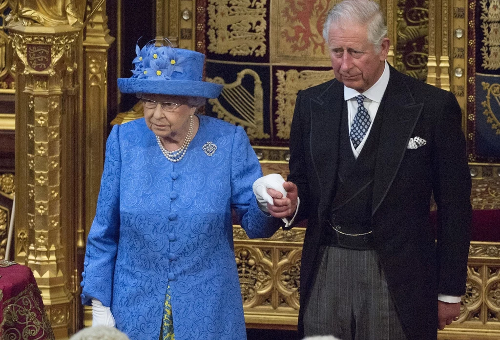 Przy następnym oficjalnym wystąpieniu królowa pewnie ostrożniej wybierze kapelusz...
