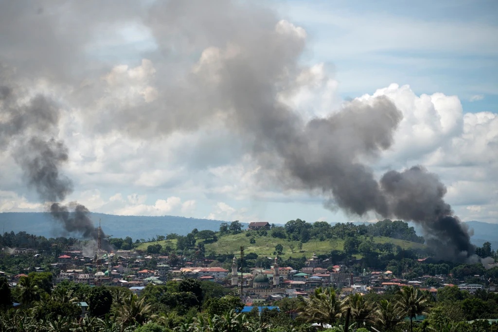 Dymy nad Marawi na Filipinach po bombardowaniach