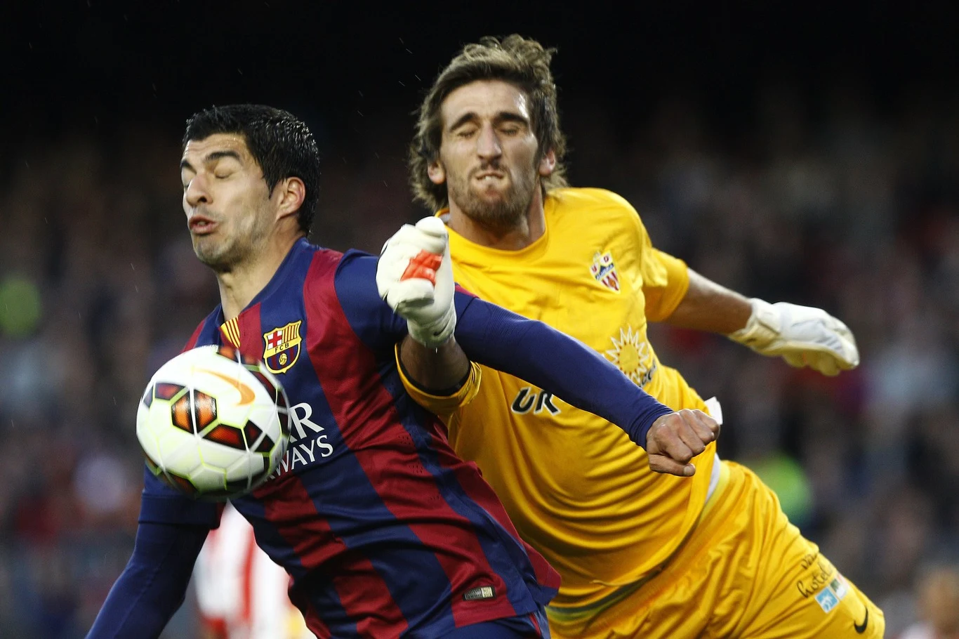 Julian Cuesta (z prawej) kontra Luis Suarez Julian Cuesta (z prawej) kontra Luis Suarez