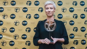 Bożena Rudyk, PR Manager Vivid Games ze statuetką Łucznika podczas rozdania nagród Employer Branding Excellence Awards 2017