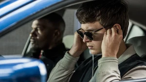 Ansel Elgort jako tytułowy Dzieciak w filmie "Baby Driver"