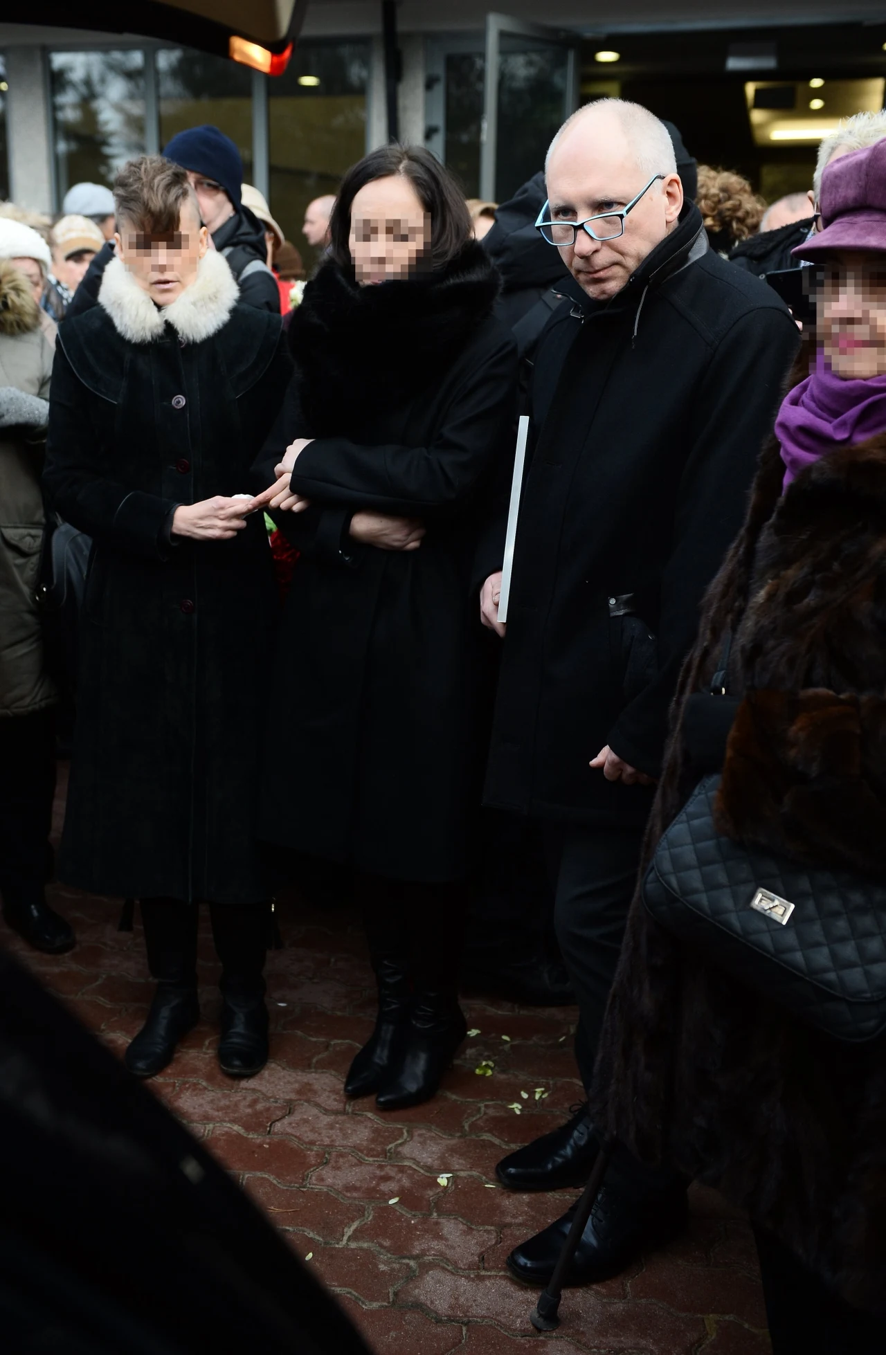 Adopotowana córka Julia (pierwsza od lewej) i Kuba Sienkiewicz na pogrzebie Krystyny Sienkiewicz Adopotowana córka Julia (pierwsza od lewej) i Kuba Sienkiewicz na pogrzebie Krystyny Sienkiewicz