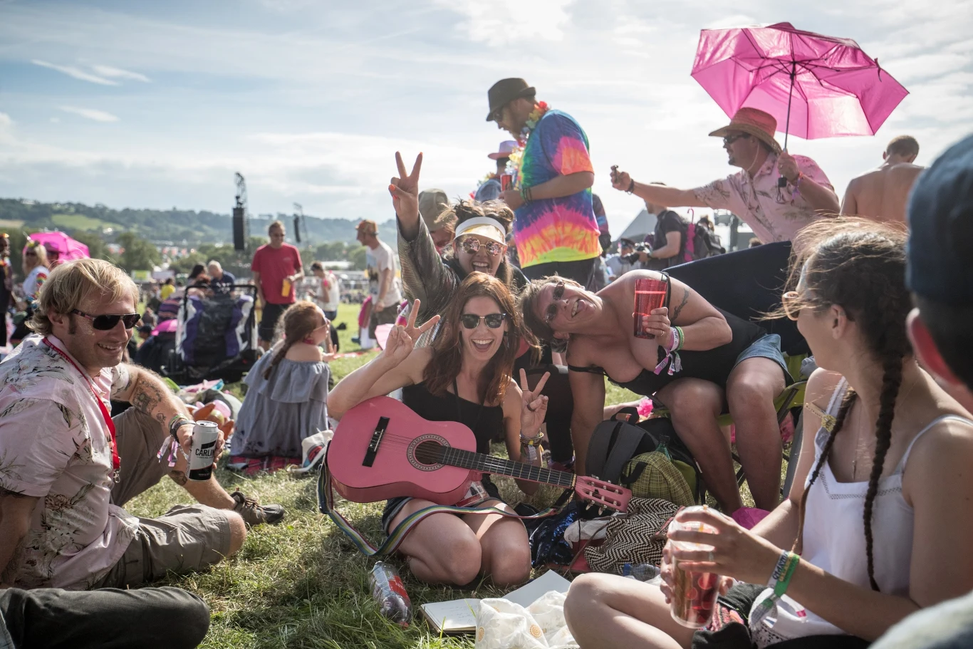 W tym roku, póki co, Glastonbury przebiega pod znakiem słońca, którego brakowało za to podczas zeszłorocznej odsłony imprezy. Poprzednia edycja festiwalu - za sprawą obfitych opadów deszczu - była bowiem najbardziej błotnistą w historii
