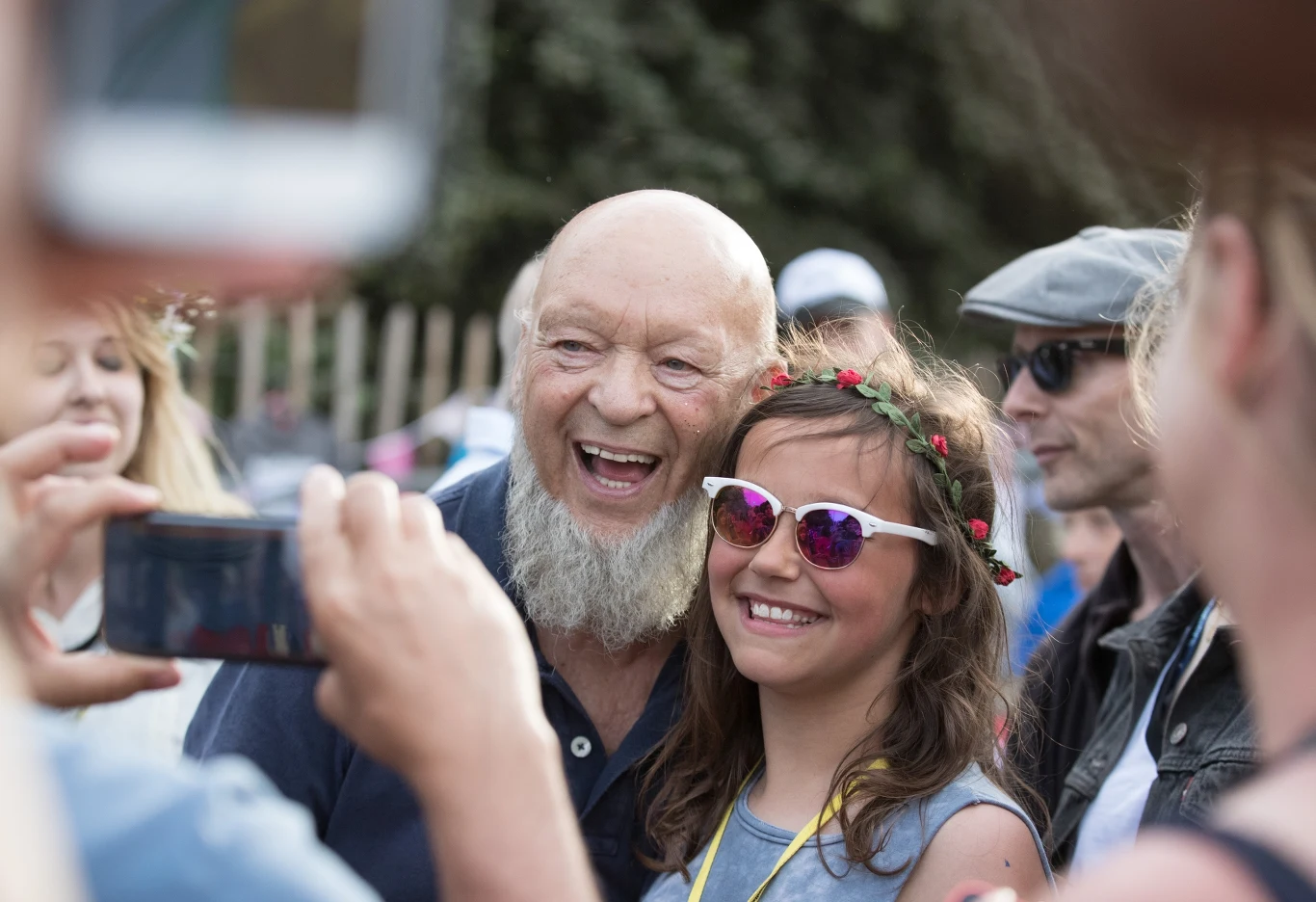 Pomysłodawca i fundator imprezy, Michael Eavis, jak zwykle zwiedza pole namiotowe i sprawdza warunki festiwalowiczów