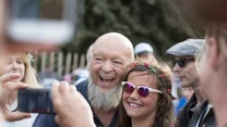 Pomysłodawca i fundator imprezy, Michael Eavis, jak zwykle zwiedza pole namiotowe i sprawdza warunki festiwalowiczów