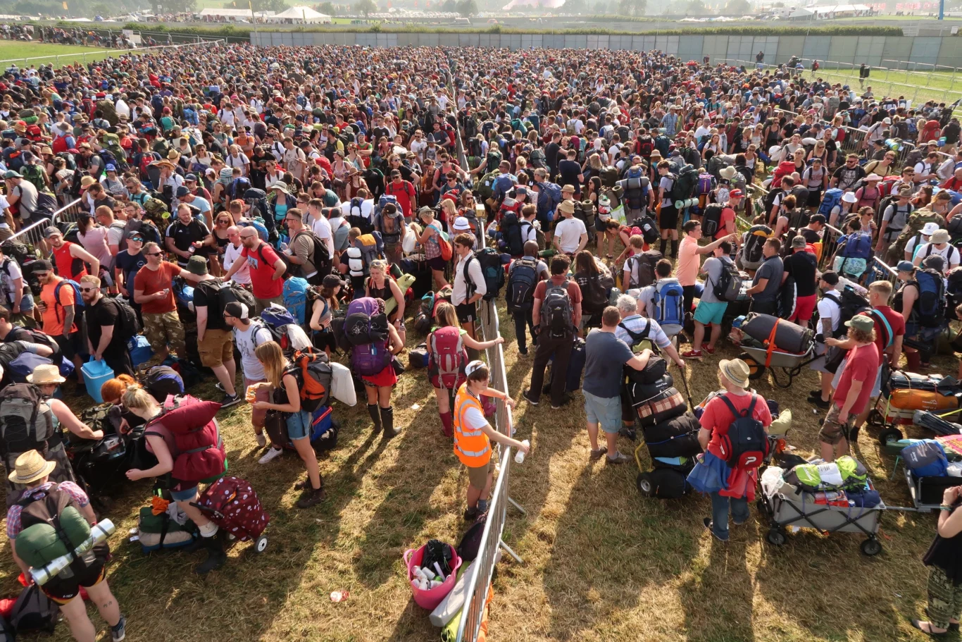 Ze względu na majowy zamach w Manchesterze, do którego doszło po koncercie Ariany Grande, na Glastonbury zaostrzono środki bezpieczeństwa. Dokładne sprawdzanie bagaży uczestników spowodowało długie kolejki do wejścia na teren festiwalu. 