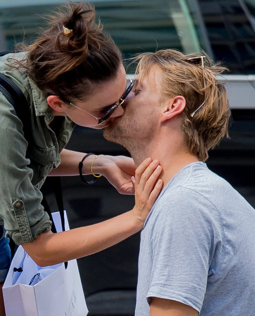 Olga Bołądź i Sebastian Fabijański w obiektywie paparazzich Olga Bołądź i Sebastian Fabijański w obiektywie paparazzich