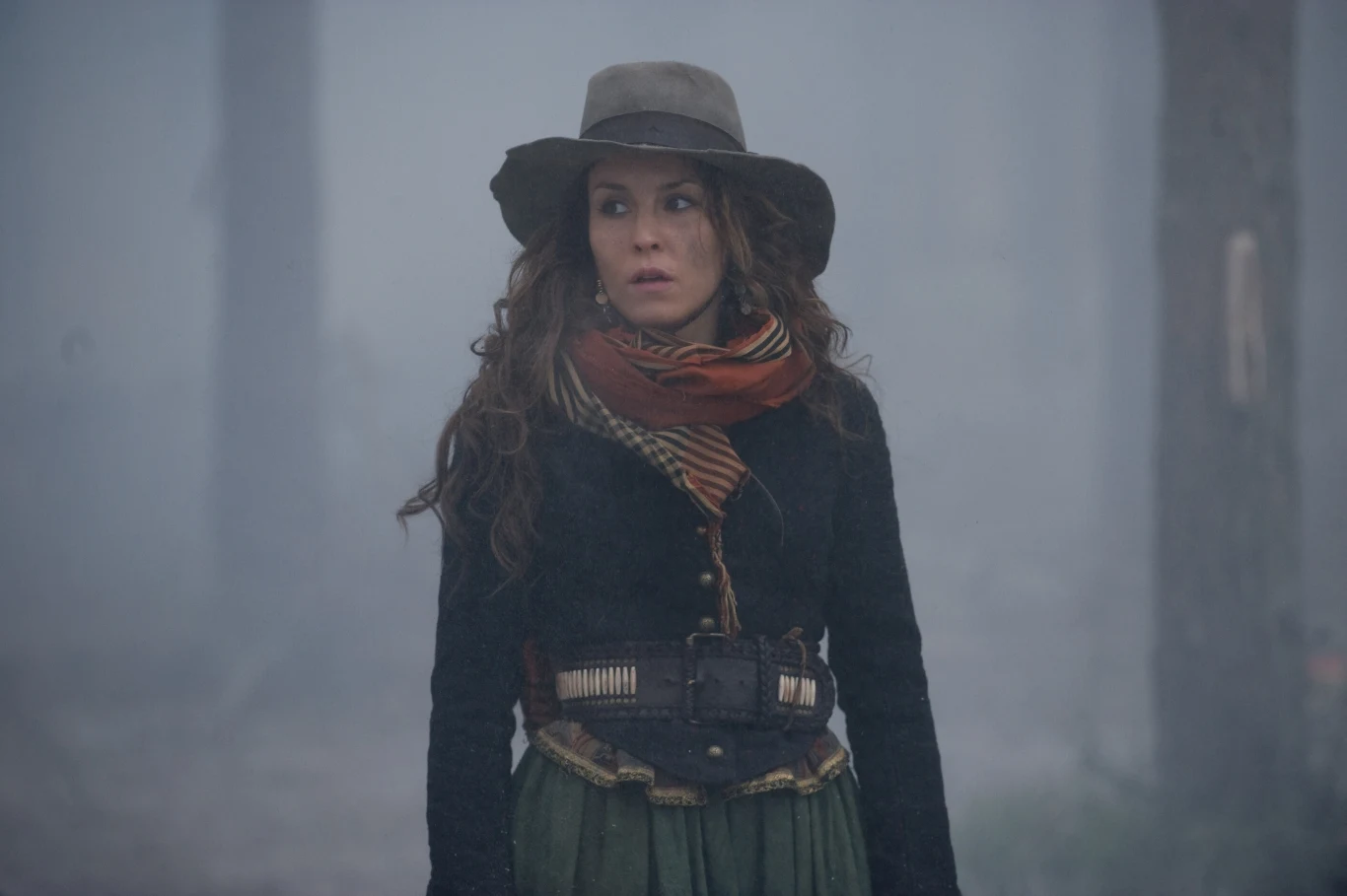 Był tylko jeden problem: Hollywood oczekiwało, że Noomi już zawsze będzie wyglądać jak Lisbeth: twarda dziewczyna z irokezem, tatuażami i oczami obwiedzionymi mocną czarną kreską... Pierwszą propozycję odbiegającą od tego wizerunku Rapace otrzymała od Guya Ritchiego. W filmie "Sherlock Holmes: Gra cieni" (2011), drugiej odsłonie przygód genialnego detektywa i jego przyjaciela doktora Johna Watsona, którzy tym razem muszą zmierzyć się z geniuszem zła - profesorem Jamesem Moriartym, Szwedka wcieliła się pomagającą głównym bohaterom Cygankę Simzę Heron.