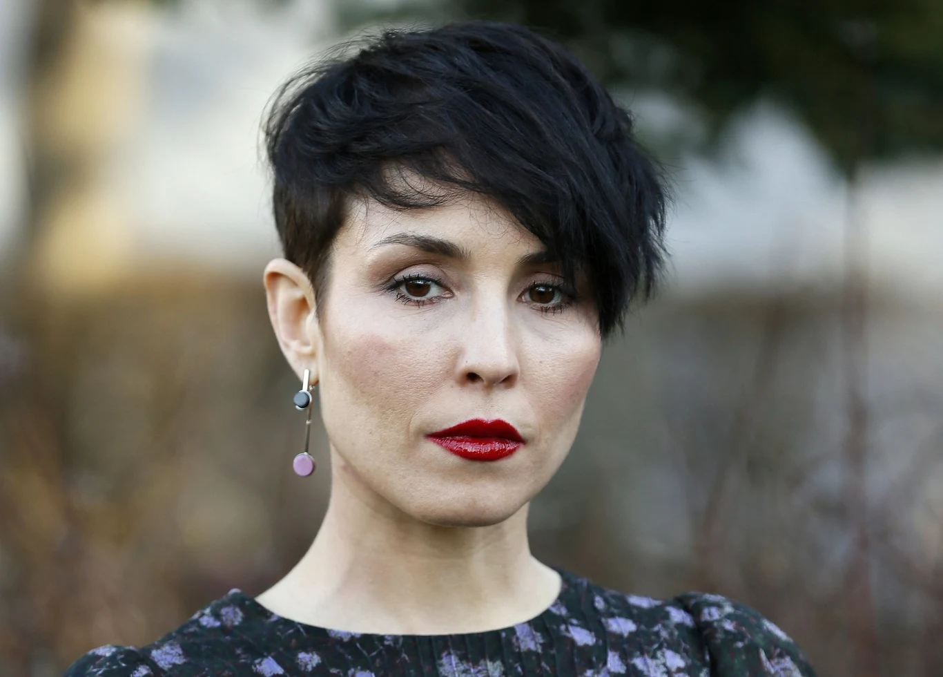 W tym tygodniu na ekranach polskich kin zadebiutował thriller "Tożsamość zdrajcy". To kolejna hollywoodzka produkcja, w której w główną rolę wciela się Noomi Rapace, najsłynniejsza obecnie Szwedka w "fabryce snów".
Gwiazda postanowiła zostać aktorką w wieku zaledwie 7 lat. - To było na planie filmowym na Islandii, gdzie byłam statystką - wyznała w jednym z wywiadów. - Sytuacja, w której się znalazłam, zrobiła na mnie ogromne wrażenie. Bardzo spodobało mi się środowisko filmowe. Nie mogłam mówić ani myśleć o niczym innym. Powiedziałam nawet mojej mamie, że chcę "zostać i żyć w tym świecie". (...)
W wieku 15 lat Rapace opuściła dom, w którym mieszkała z matką i ojczymem, i przeprowadziła się do Sztokholmu, gdzie zapisała się do szkoły teatralnej. - Zaczęłam grać w serialach i telenowelach już w wieku 16 lat - wspominała po latach. - Już wtedy wiedziałam, że chcę wyjechać ze Szwecji i pracować z najlepszymi.