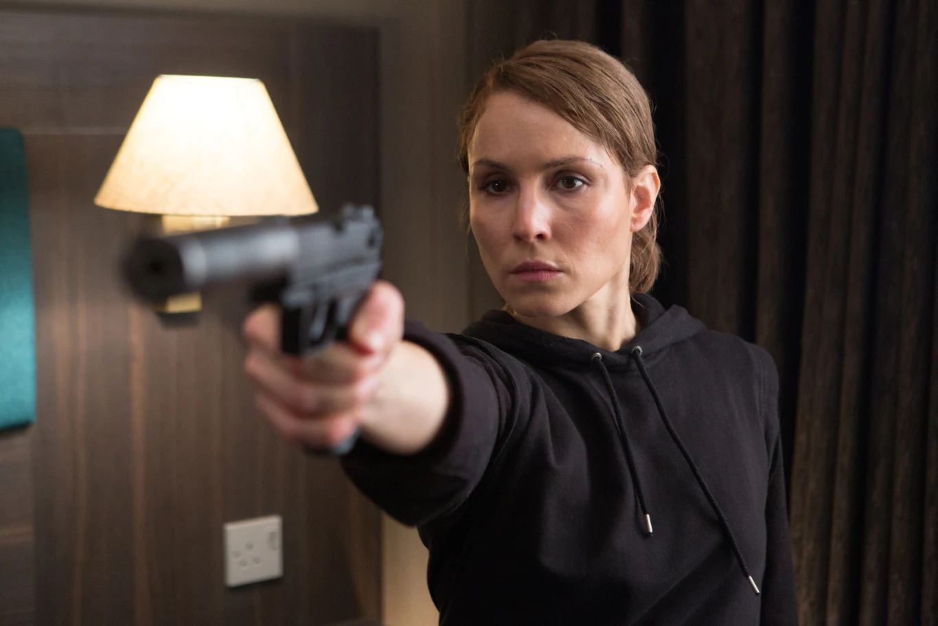 Najnowszy film, w którym Rapace wciela się w główną rolę, to thriller szpiegowski "Tożsamość zdrajcy" (2017) Michaela Apteda. Szwedka wciela się w nim w agentkę Alice Racine, niegdyś asa wywiadu, dziś odsuniętą od czynnej służby, która zostaje niespodziewanie wezwana na miejsce przesłuchania mężczyzny podejrzanego o planowanie ataku na Londyn. Tak aktorka charakteryzowała swą postać: - Moja bohaterka jest skomplikowaną osobowością. Wydaje jej się, że po wydarzeniach z przeszłości znalazła swój spokojny kąt, lecz płaci za to sporą cenę. A teraz na powrót budzi się do życia. Chciałam jak najlepiej oddać to przebudzenie.