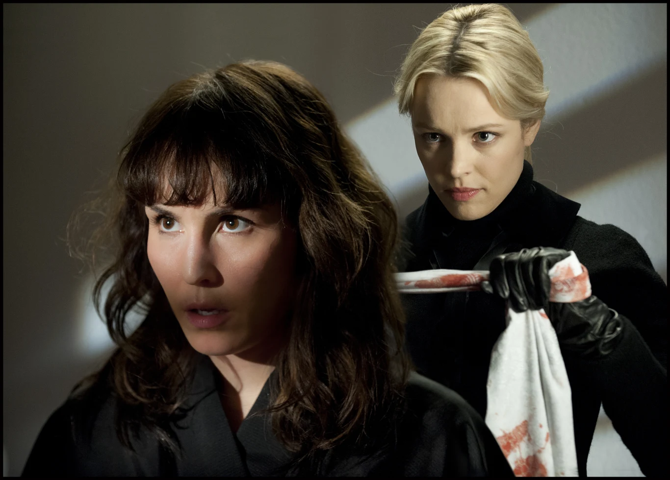 W 2012 roku do kin wszedł też na ekrany thriller erotyczny "Namiętność" w reżyserii Briana De Palmy, w którym Rapace wcielała się w pracownicę międzynarodowej agencji reklamowej. Osią filmu była rywalizacja granej przez Szwedkę bizneswoman z jej atrakcyjną i pewną siebie przełożoną (Rachel McAdams).