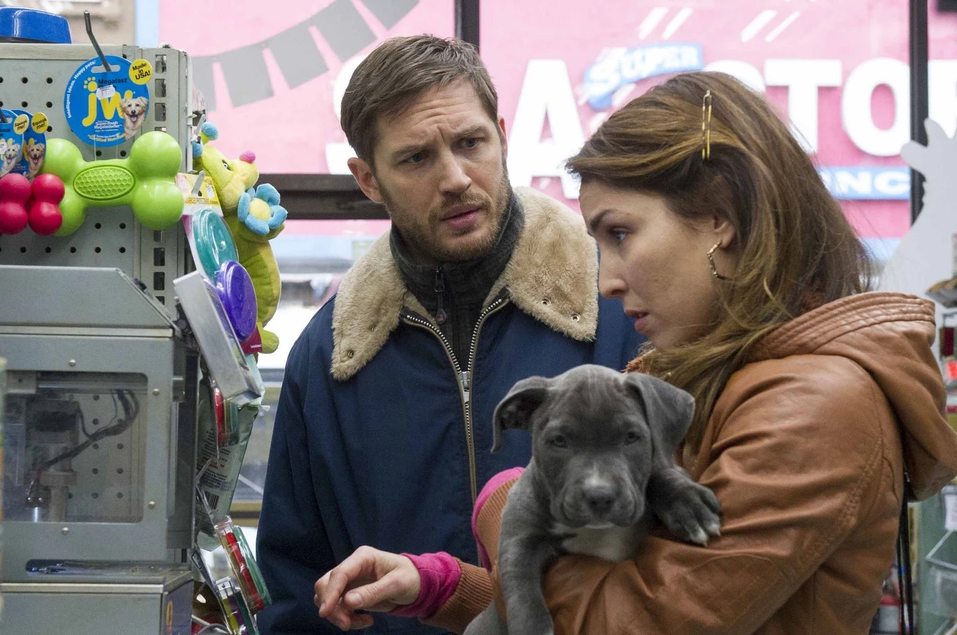 W kryminalnym dramacie "Brudny szmal" (2014) aktorce partnerował Tom Hardy. - Gram młodą kobietę, która ma za sobą traumatyczne przeżycia. Moja bohaterka chce znów zacząć żyć, a nie tylko wegetować - charakteryzowała swoją postać Rapace.