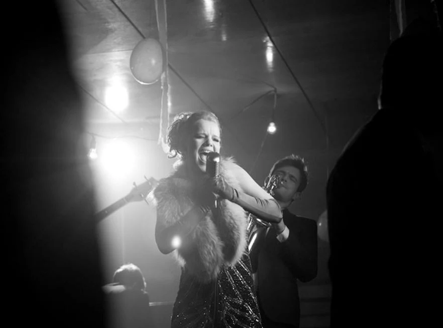 Kulig ma również na koncie występ u boku Ethana Hawke'a i Kristin Scott Thomas w anglojęzycznym filmie Pawła Pawlikowskiego "Kobieta z piątek dzielnicy".

W niewielkiej, ale pamiętnej roli pojawiła się też w kolejnym obrazie Pawlikowskiego - głośnej "Idzie", w której zobaczyliśmy w roli piosenkarki w nocnym klubie. Aktorka - oczywiście - sama wykonała ekranowe przeboje, w tym "Miłość w Portofino". 