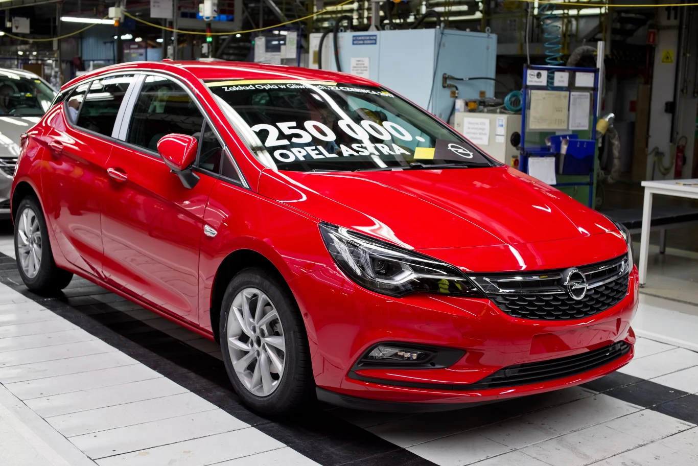 Opel Astra nr 250 000 zjeżdża z linii produkcyjnej