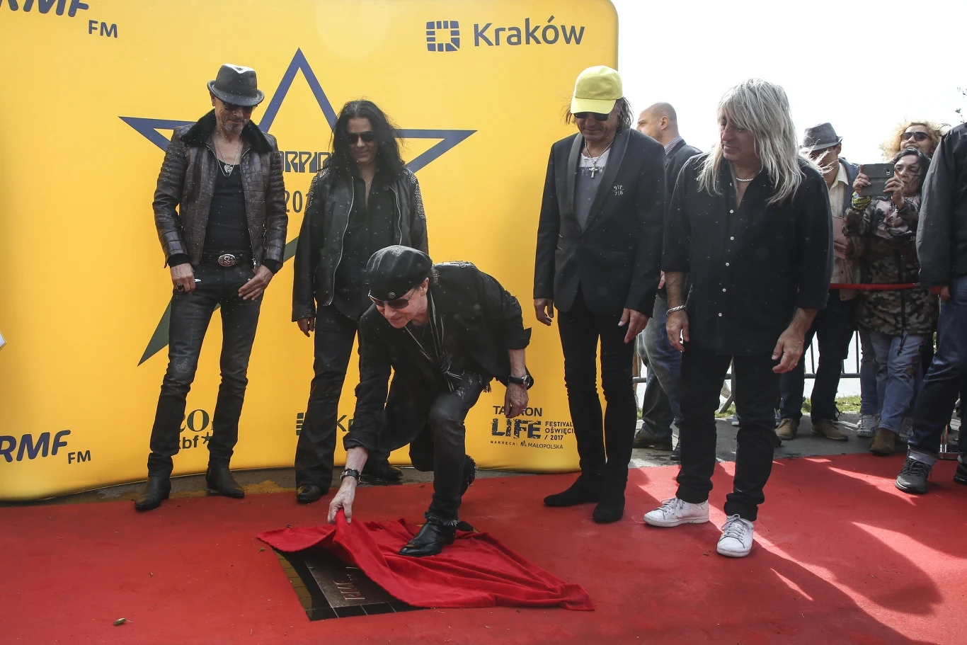 Scorpions odsłonili swoją gwiazdę w Alei Gwiazd w Krakowie Scorpions odsłonili swoją gwiazdę w Alei Gwiazd w Krakowie