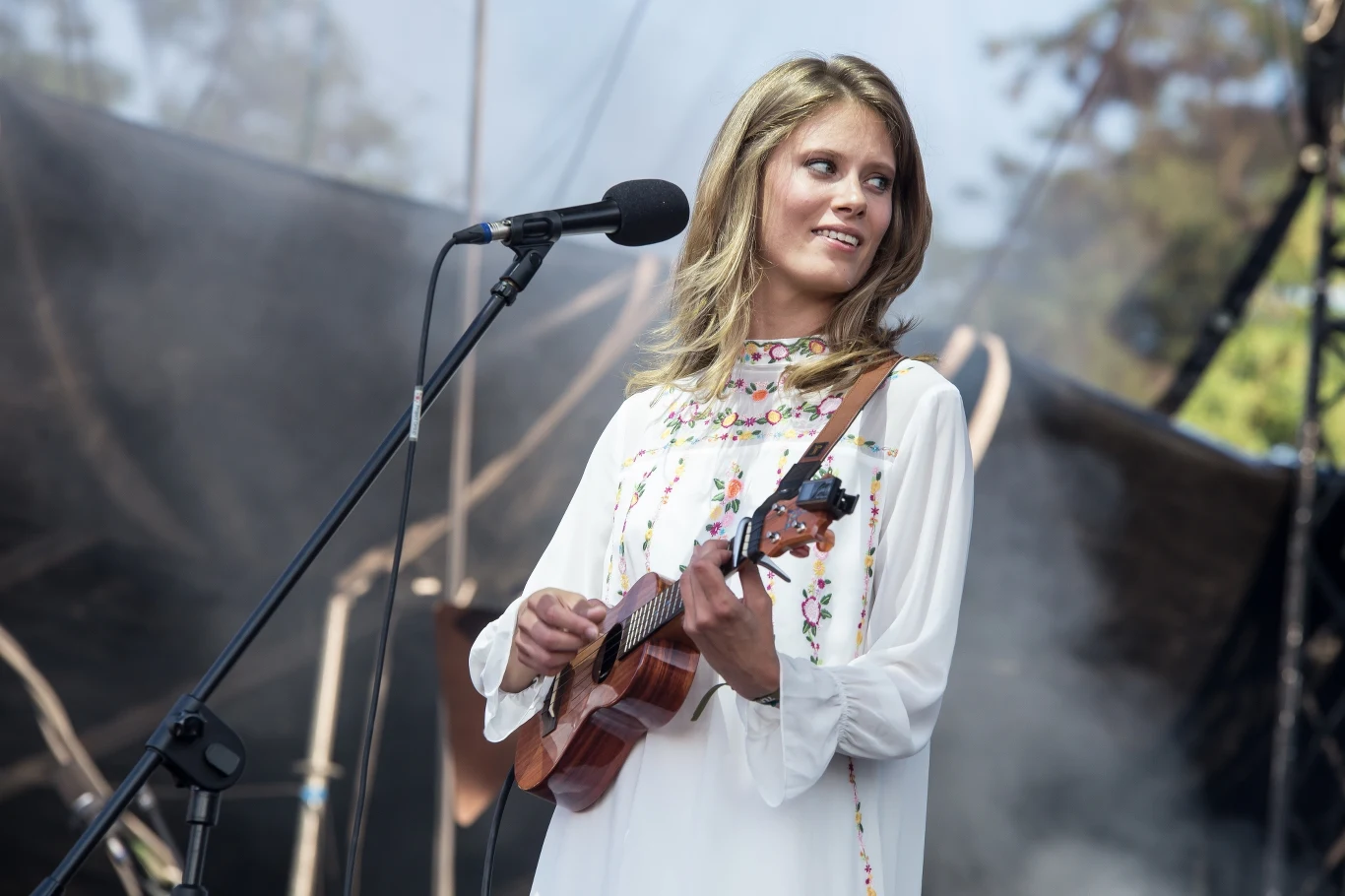 Julia Pietrucha dotychczas znana była głównie jako aktorka, występująca m.in. w serialach "Blondynka" i "Na wspólnej". Albumem "Parsley" z kwietnia 2016 r. zaskoczyła wszystkich - dojrzałość i muzykalność młodej artystki docenili zarówno krytycy muzyczni, jak i fani, zauroczeni intymnymi i bezpretensjonalnymi balladami, zaśpiewanymi z towarzyszeniem ukulele.