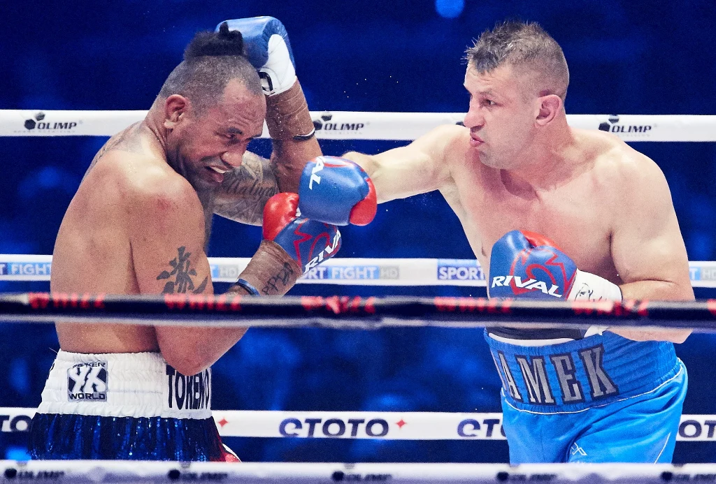 Tomasz Adamek (z prawej) wrócił na ring w dobrym stylu. Solomon Haumono nie mógł go poważnie trafić. Tomasz Adamek (z prawej) wrócił na ring w dobrym stylu. Solomon Haumono nie mógł go poważnie trafić.