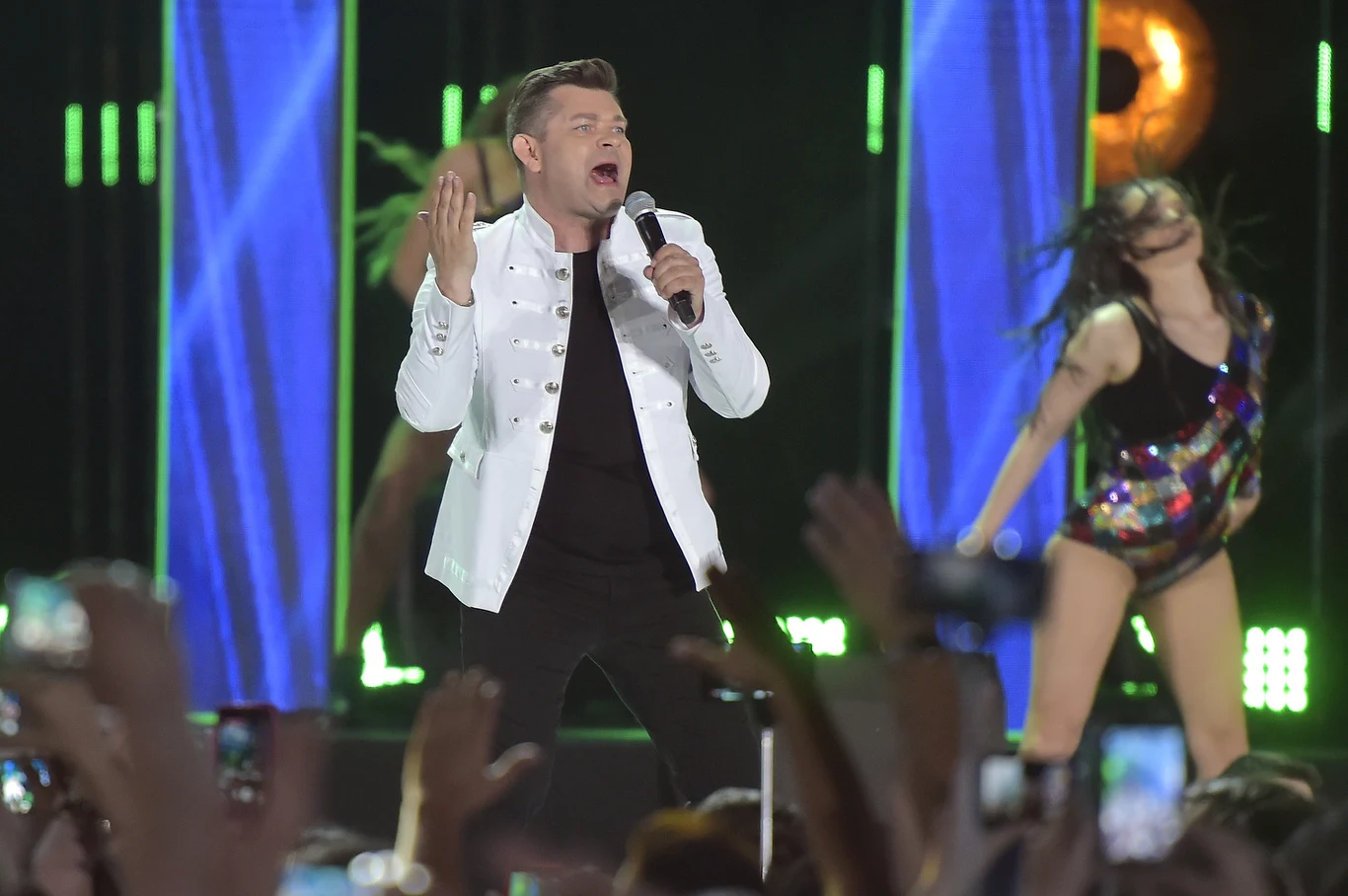 Stojący na czele grupy Akcent Zenek Martyniuk był jedną z najgoręcej przyjętych wykonawców gali "25-lecia disco polo", która odbyła się na stadionie Polonii Warszawa. Imprezę z udziałem największych gwiazd gatunku pokazała na żywo TVP. Stojący na czele grupy Akcent Zenek Martyniuk był jedną z najgoręcej przyjętych wykonawców gali "25-lecia disco polo", która odbyła się na stadionie Polonii Warszawa. Imprezę z udziałem największych gwiazd gatunku pokazała na żywo TVP.