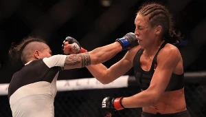 W swojej ostatniej walce Joanna Jędrzejczyk (z prawej) rozprawiła się z Jessiką Andrade