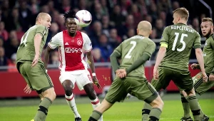 Bertrand Traore (drugi z lewej) podczas meczu Ajaksu z Legią