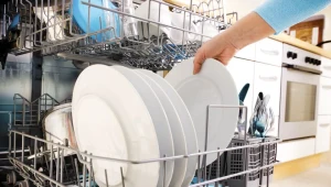 Wyciągasz ze zmywarki brudne naczynia? To może być przyczyną