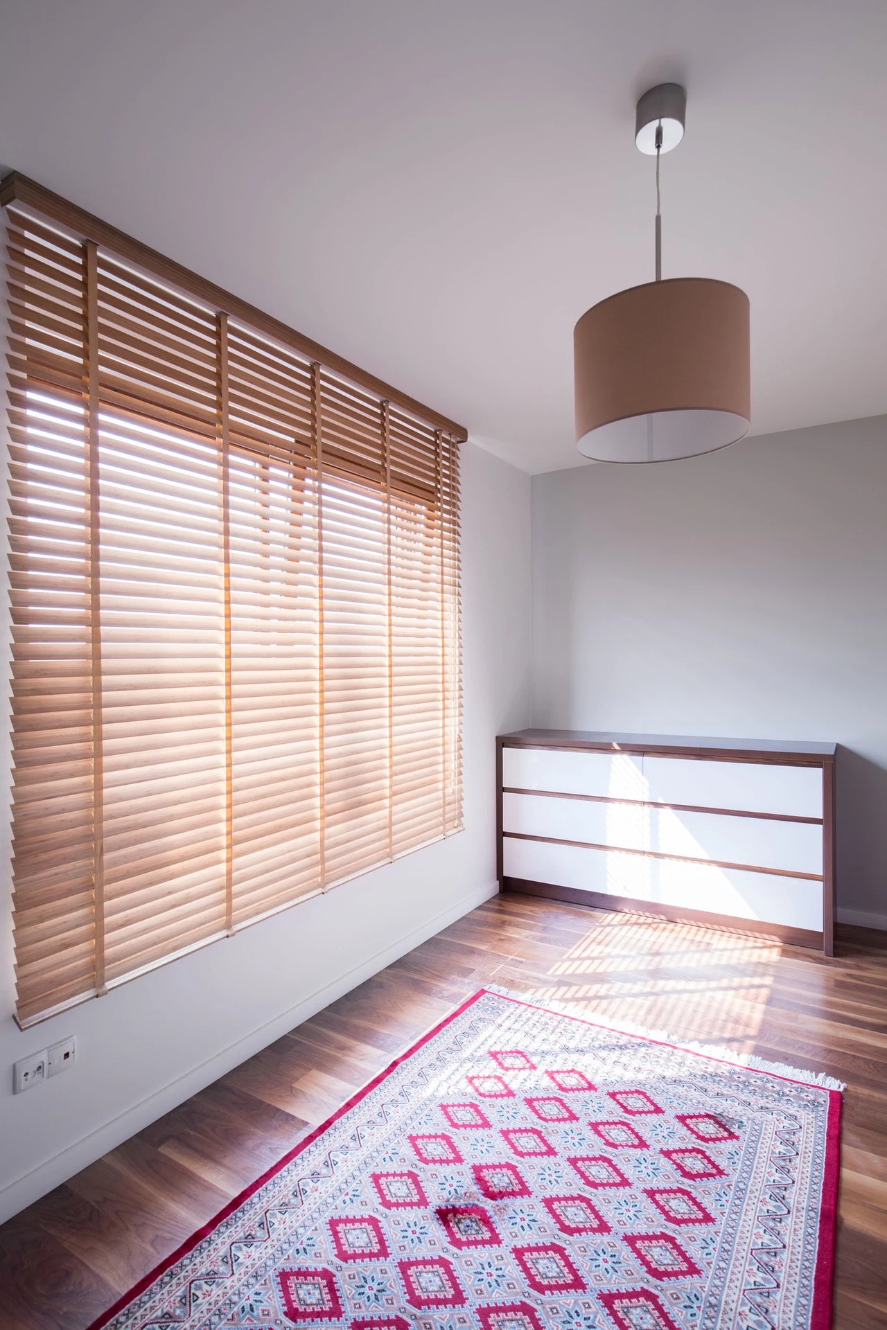 Drewniane żaluzje pasują do każdego wnętrza. Są eleganckie, odporne na zmiany temperatur i promienie UV Drewniane żaluzje pasują do każdego wnętrza. Są eleganckie, odporne na zmiany temperatur i promienie UV