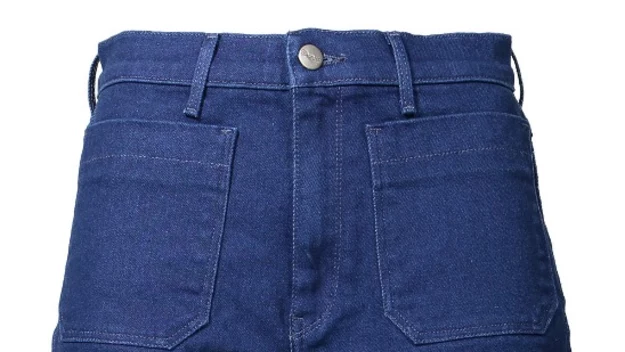 Wyróżniają ją cztery główne elementy: nasycony, ciemnogranatowy denim oraz wersja heavy stone wash o wyraźnym, mocnym spraniu, jak również odważna paleta żywych kolorów i niezwykle popularny w latach 70. motyw tęczy. 