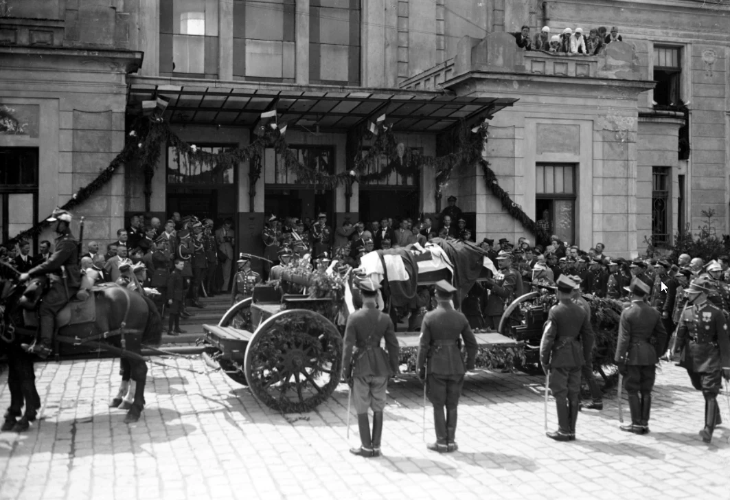 Umieszczenie trumny na lawecie przed budynkiem dworca w Tarnowie