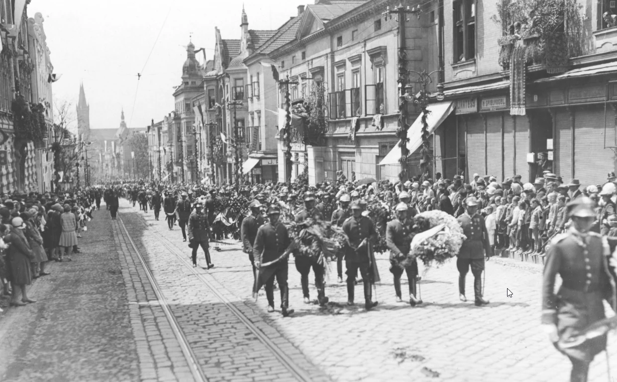 Kondukt pogrzebowy na ulicy Krakowskiej w Tarnowie