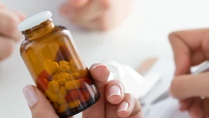 Leki steroidowe mogą osłabiać działanie układu pokarmowego, powodują problemy skórne i wpływają na układ hormonalny