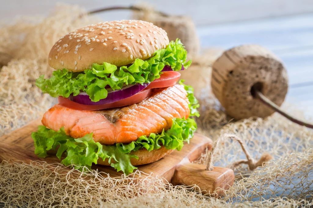 Burger z łososiem Burger z łososiem