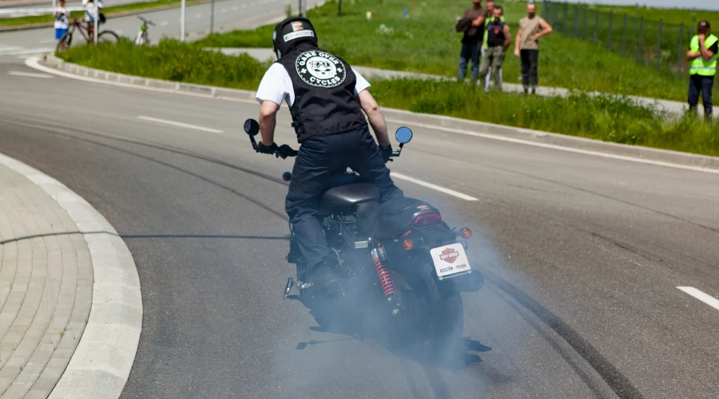 Bicie rekordu w paleniu gumy podczas jazdy motocyklem