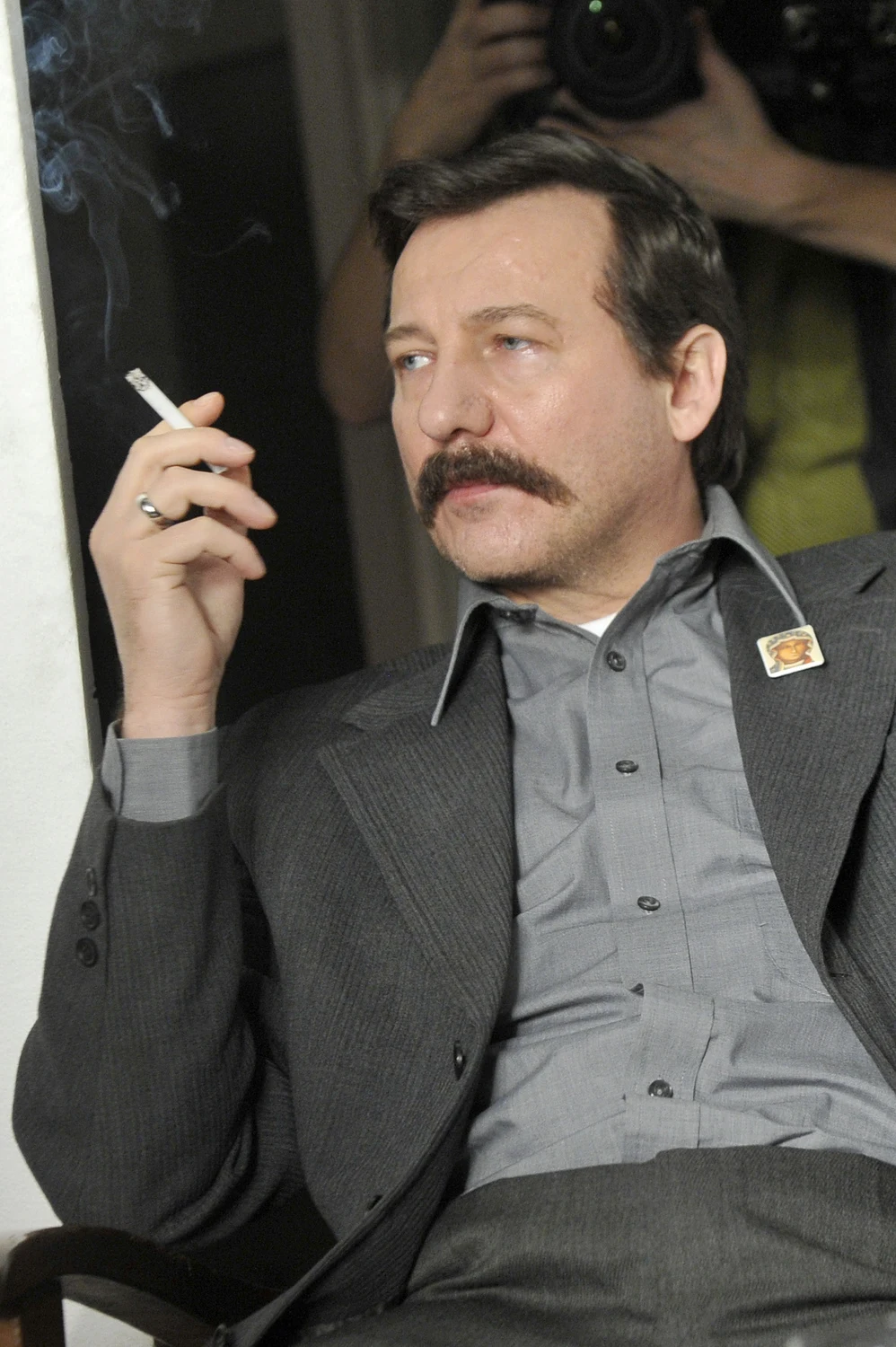 Nie mniejszym wyzwaniem była kolejna "wielka" rola Więckiewicza. W filmie Andrzeja Wajdy "Wałęsa. Człowiek z nadziei" wcielił się w tytułowego bohatera.

- Dostałem od produkcji parę stron bon motów Wałęsy w stylu: 'Jestem za, a nawet przeciw' czy 'Ja zawsze myślę to, co mówię'. Chodziło o to, by wpleść je, kiedy nadarzy się okazja - opowiadał aktor.

Pomogła mu też świetna charakteryzacja. Na planie nosi oryginalny sweter Wałęsy, który został wypożyczony z Muzeum Solidarności w Gdańsku i przysporzył aktorowi nieco kłopotu. Nie tylko był bardzo ciasny, nie tylko gryzł, ale był też pilnowany przez dwóch ochroniarzy, którzy dbali o to, by eksponat w nienaruszonym stanie przetrwał filmową przygodę.

Ostatnią znaczącą kreacja aktorską Więckiewicza pozostaje rola w ekranizacji "Pod Mocnym Aniołem" Jerzego Pilcha w reżyserii Wojtka Smarzowskiego.

- Od początku zdawałem sobie sprawę z rangi wyzwania. Wiedziałem, że to nie będzie spacer, natomiast powiem szczerze, że skala tego przedsięwzięcia przeszła moje najśmielsze oczekiwania. Dopiero w momencie zetknięcia się z materiałem przed kamerą, zrozumiałem, że jest to coś, co wykracza poza wszystko, co dotychczas zrobiłem. Udział w tym filmie i ta cała półroczna przygoda były dla mnie czymś więcej niż tylko zagraniem roli - przyznawał aktor.
 