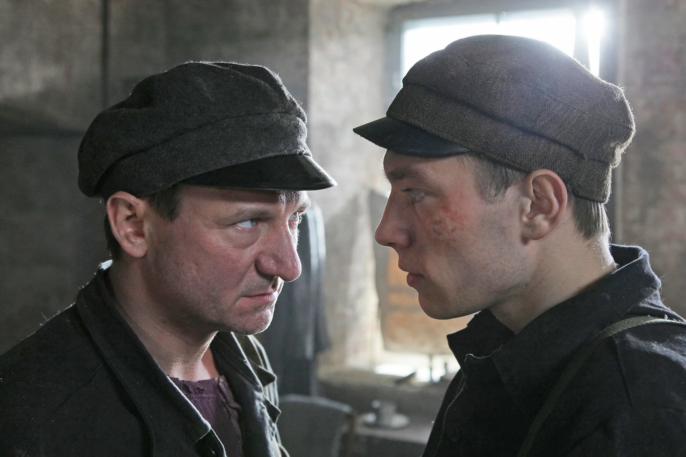 Za granicą doceniono Więckiewicza po raz pierwszy w 2011 roku, kiedy "W ciemności" Agnieszki Holland otrzymało nominację do Oscara.

Leopold Socha, w którego wciela się Więckiewicz, to Polak, który w czasie II wojny światowej uratował grupę Żydów, przechowując ich w kanałach przez 14 miesięcy. Socha na początku nie robił tego bezinteresownie, jednak, gdy Żydom zabrakło pieniędzy, nie przestał ich chronić.

"Nie zadawałem sobie pytania, dlaczego Leopold Socha się zmienia. Nie wierzę w cudowne przemiany. Nie można odciąć się nagle od poprzedniego życia, to jest zawsze jakiś proces. Pomyślałem sobie, a Agnieszka Holland mnie w tym poparła, że najlepiej byłoby dla tej postaci, gdyby nie dało się znaleźć jednego, decydującego momentu przemiany" - tłumaczył Więckiewicz.