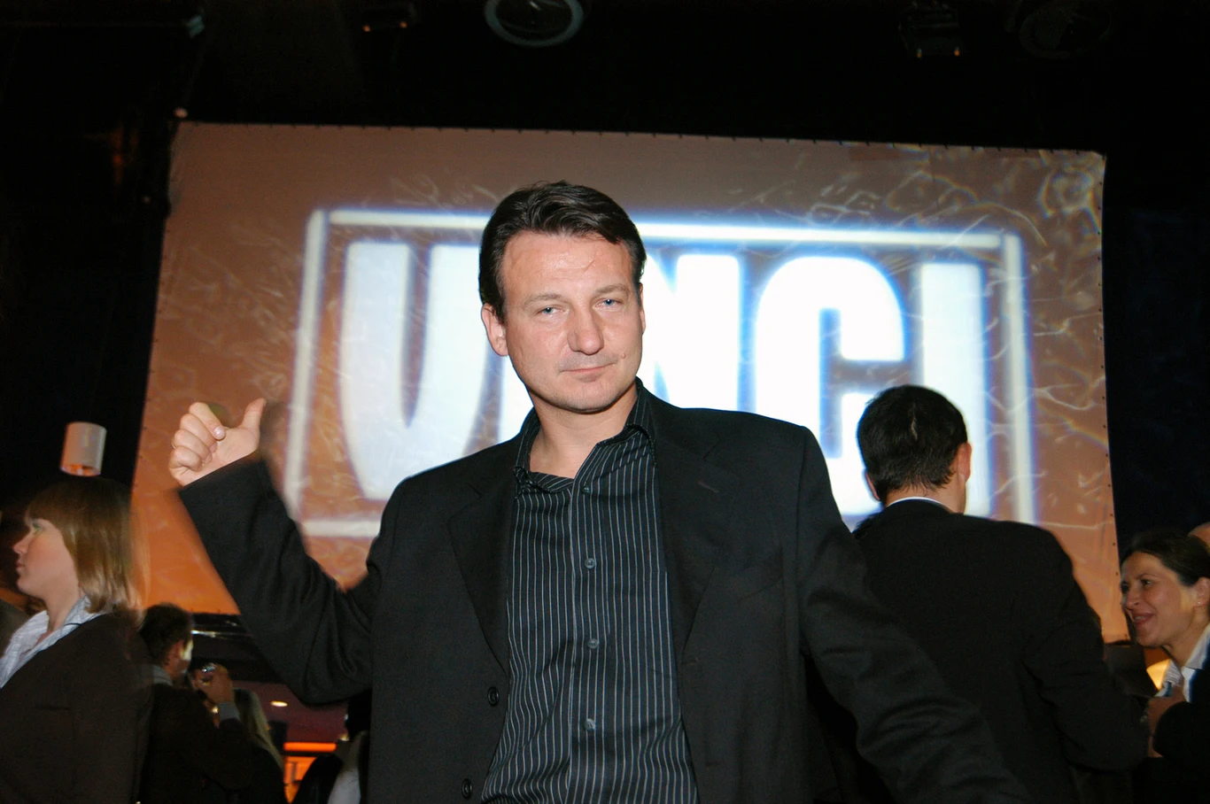 W kolejnych latach pojawiał się w bardziej uznanych produkcjach, m.in. w filmach "Pół serio" i "Ciało" duetu Konecki-Saramonowicz czy "Pieniądze to nie wszystko" i "Superprodukcja" Juliusza Machulskiego, ale wciąż były to role drugo- i trzecioplanowe. Nieco poważniejszym aktorskim wyzwaniem okazała się kreacja Roberta "Cumy" Cumińskiego w kryminale "Vinci". Wciąż nieznanemu szerszej widowni aktorowi powierzył ją wspomniany już Machulski, który w trakcie pracy nad dwoma poprzednimi produkcjami widocznie dostrzegł talent w zbliżającym się wówczas do czterdziestki artyście.