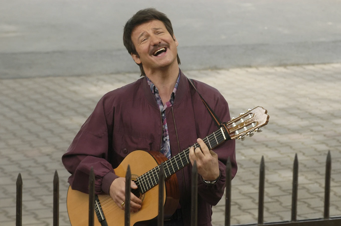 Nie zabiega o popularność, nie zależy mu na celebryckim życiu ani tanim poklasku. Sukcesem, czytaj uznaniem polskiej widowni, przyszło mu się cieszyć dopiero po czterdziestce. Wcześniej grał filmowe ogony i serialowe epizody, a nawet podkładał głos do... animowanych "Atomówek".

Pierwsze aktorskie kroki Więckiewicz stawiał już ponad dwie dekady temu, bo na początku lat 90., u Jerzego Skolimowskiego ("Ferdydurke"), Feliksa Falka ("Samowolka") i Władysława Pasikowskiego ("Psy II: Ostatnia krew"). Były to co prawda zaledwie epizody, ale czy można sobie wyobrazić, by zadebiutować u bardziej znaczących polskich reżyserów?