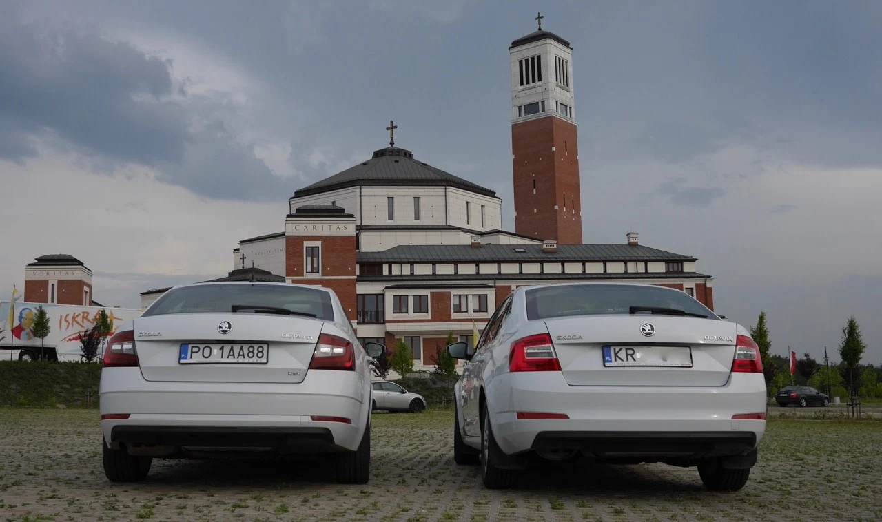 Po lewej nowa Octavia, po prawej sprzed modernizacji