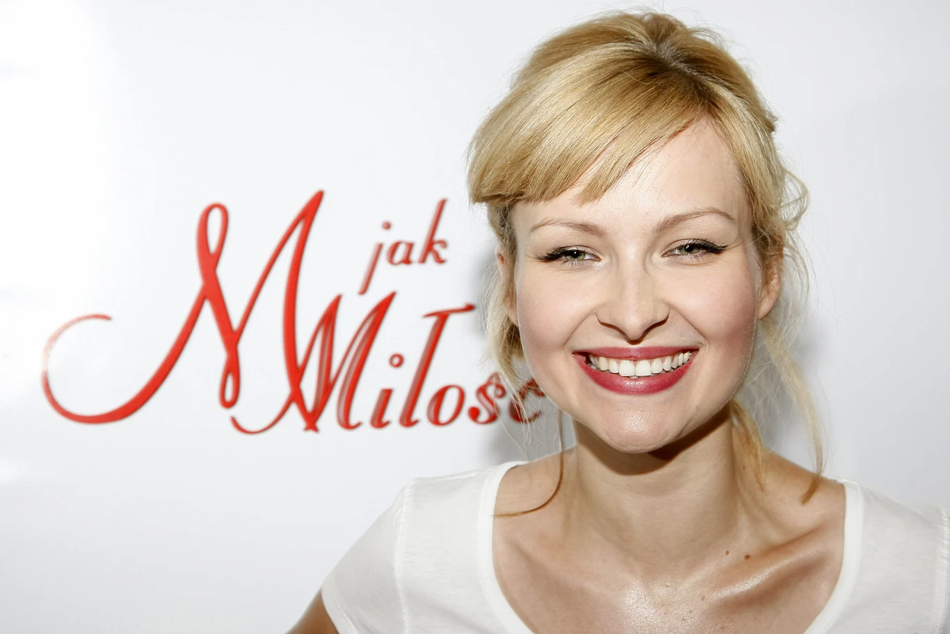 Już na trzecim roku studiów w Państwowej Wyższej Szkoły Filmowej i Teatralnej w Łodzi.  rozpoczęła prace w zespole Teatru im. Stefana Jaracza. Jest laureatką wielu nagród teatralnych, m.in. Grand Prix na Międzynarodowym Festiwalu w Brnie oraz Złotej Maski. 

Na małym ekranie zadebiutowała występem w serialu "Kryminalni" w 2004 roku. Popularność przyniosła jej rola w "M jak miłość".

Później mogliśmy ją oglądać także w "Londyńczykach" (2008), "PitBullu" (2008), "Majce" (2010), "Instytnkcie" (2011) oraz "Barwach szczęścia" (2015).